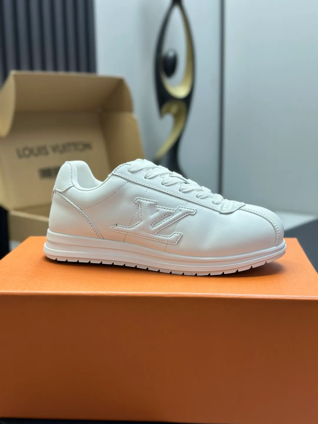 👟👟Ex-factory price 680👟👟 Full set of packaging with airplane box💰Top version LV-Louis Vuitton-classic catwalk new style 1:1 development replica of the original version! ! The upper foot is very comfortable. It is made of luxurious materials and fine workmanship. The midsole is printed with English letters "Made in Europe". The upper is made of calfskin imported from Italy. The side is decorated with the brand's LOGO and signature. The latest latex foot pads and mesh lining make the foot feel super comfortable. The original two-color TPU combination outsole is specially provided by the original factory. Bag technology Goodyear stitched edges Fabric: Exclusive customized first-layer cowhide Accessories: Exclusive private model Vuitton logo, lining: Customized silk mesh lining - first-layer silk cowhide lining Outsole: TPU combination outsole wear-resistant, non-slip and anti-yellowing Foot pads: new latex pads-mesh sweat-absorbent Counter technology: fully computerized sewing machine wire drawing Toe box back cover Hot and cold shaping Full set of pull-top lasts with medium and low logo patterns Special counter packaging - shoelaces, certificate, card, instructions, certificate of quality, dust bag, the most complete packaging on the entire network, women's 35-40 men's 38-46 (38/46 customized, non-refundable! GD9916